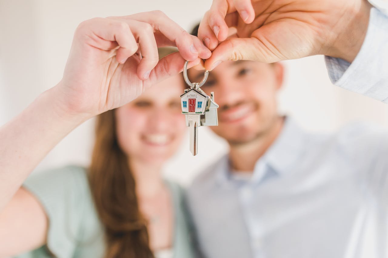 First-time homebuyers in Floresville holding a key