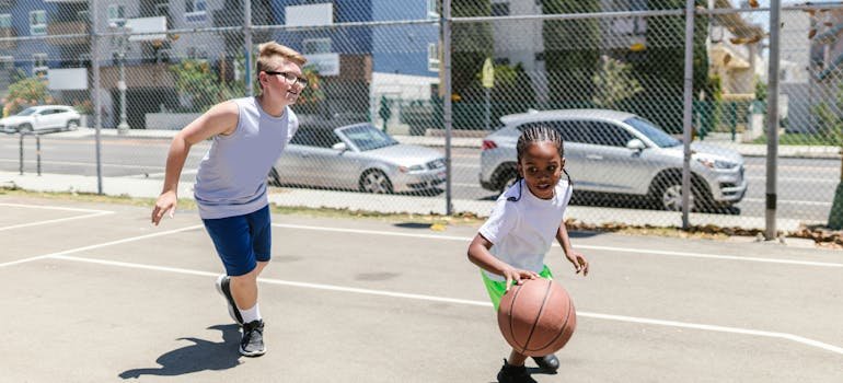 Kids playing baketball
